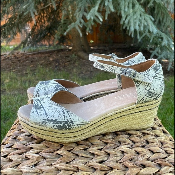 New Toms Black & White Graphic Upper, Peep Toe  Espadrille Wedge Platform Sandal - Picture 8 of 9